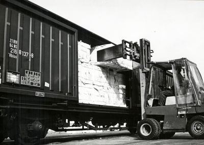 171227 Afbeelding van het beladen van goederenwagens (schuifwandwagen) type Hbiss van de N.S. met behulp van een ...